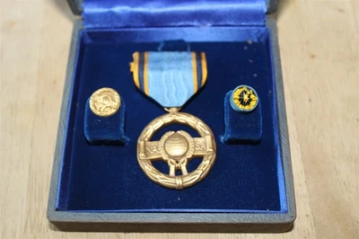 NASA EXCEPTIONAL SERVICE MEDAL IN ORIGINAL GREY BOX W/ COLLAR PINS - RARE - Image 1 of 4