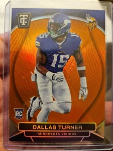 Panini 2024 totalmente certificado - Dallas Turner #117 (RC) naranja/99 vikingos  - Imagen 1 de 3