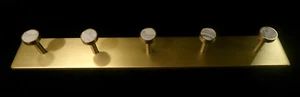 NUEVO SIN ETIQUETAS GANCHO DE LATÓN CEPILLADO MONTADO EN LA PARED - 5 GANCHOS DE LATÓN con INSERTOS DE MÁRMOL - Imagen 1 de 10