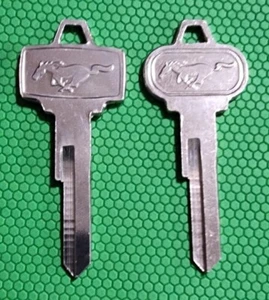 SET OF 2 1964-66 Ford Mustang Key BLANKS 1127MU S1127MU ignition/door uncut keys - Foto 1 di 3