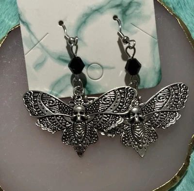 Pendientes de Halloween de polilla espeluznante - festivos, cotidianos, lado oscuro Foto 1 de 4