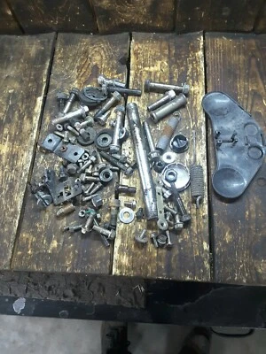 85 HONDA VF700S SABLE VF 700 HM135B TRANSMISIÓN MOTOR PERNOS VARIOS HERRAJES Foto 1 de 4