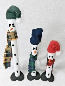 3er Set Handarbeit Holz Schneemann Bleistift Weihnachtsdeko mit Strickmützen & Schals - Bild 1 von 4