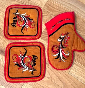 An Oven mit and 2 pot holders, red and brown with black, made in Russia - Picture 1 of 6