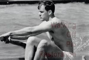 1970s Solo Sculler on the river 4x6 reprint Gay Estate Collection - Picture 1 of 2
