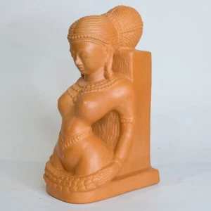 Portalibros de terracota para niña tribal de 9,8" H - Decoración de arcilla hecha a mano de Vietnam - Imagen 1 de 2
