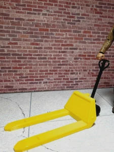 Pallet Jack Modello Prop Giallo Scala 1/10 Garage Prop Casa delle bambole Accessorio diorama - Foto 1 di 8