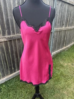 Lencería camisón de satén sedoso de encaje rosa Victoria's Secret de colección pequeña rosa intenso  Foto 1 de 4