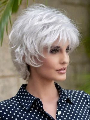 Envy Alyssa Petite 假发,所有颜色,短分层假发 — 第 1/4 张图片