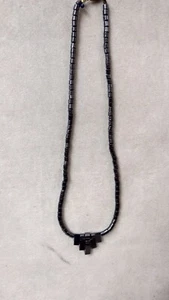 Halskette mit synthetischen Hämatitperlen, schwarz Durchmesser 5 mit Dekor - Bild 1 von 1