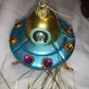 Alien UFO Spaceship Christmas Tree Ornament - Picture 1 of 7
