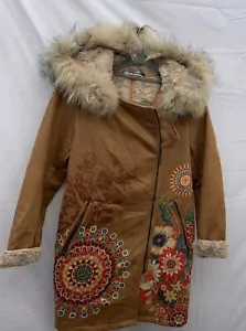 ABRIGO LARGO CAPUCHA GAMUZA CON ESTAMPADO PIEL MAPACHE MARCA ÉTNICA 101 IDEAS 344CAS S/M - Imagen 1 de 12