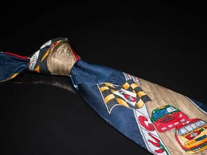 Tabasco Herrenkrawatte 100 % Seide marineblau bunt NASCAR-Motiv USA breit - Bild 1 von 5