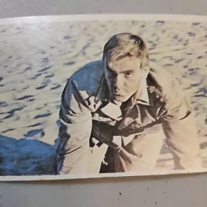 1966 tarjeta coleccionable Topps The Rat Patrol #63 (Hauptman Dietrich en cuclillas) ex/como nueva - Imagen 1 de 12