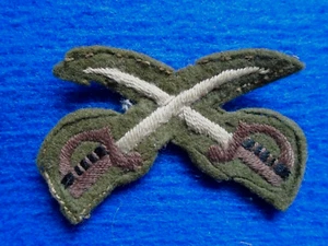 BRITISH MILITARY PHYSICAL TRAINING INSTRUCTORS WOVEN CLOTH ARM BADGE - Picture 1 of 2
