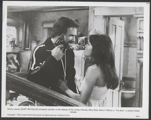 Burt Reynolds Sally Field en The End '78 SUICIDE BY GUN - Imagen 1 de 1