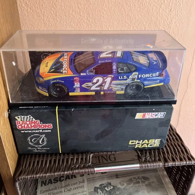 2002 年赛车冠军艾略特·萨德勒 1:24 摩托车美国空军 NASCAR #21 — 第 1/4 张图片