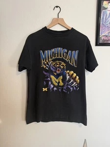 Camiseta De Colección Michigan Wolverines NCAA Puntada Única Años 90 Nuez moscada Etiqueta Talla XL - Imagen 1 de 5