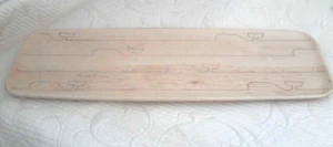 Bandeja de madera de arce Vineyard Vines 17"x6" grabado de ballenas NUEVO - Imagen 1 de 4