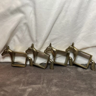 Juego de 4 servilletas creativas cooperativas de aluminio fundido en forma de caballo con acabado de latón Foto 1 de 4