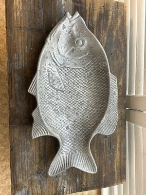 Plato de servir aluminio en forma de pescado 16” Foto 1 de 3