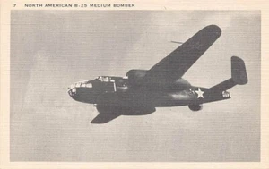 Postal de aviación: bombardero mediano norteamericano B-25, foto en blanco y negro - Imagen 1 de 2