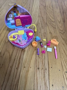 Polly Pocket Art Studio 2021 figuras compactas accesorios gatos cepillo sofá maceta - Imagen 1 de 10
