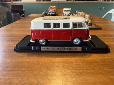 Road legends 1/18  Num 92327 Volkswagen VW Combi Microbus 1962,en boîte - Photo 1/4