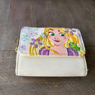 Cartera triple Loungefly Disney Rapunzel con cremallera de lonchera. Usado Foto 1 de 4