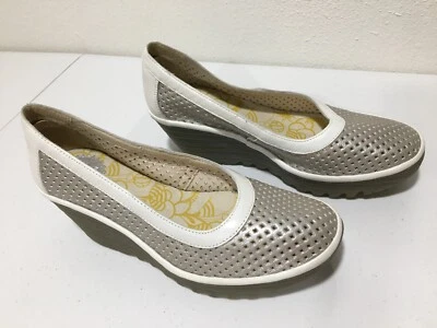 Fly London Zapatos de Cuña Perforados Plataforma Cuero Dorado Champagne Metálicos 39 Foto 1 de 4