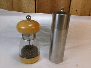 Lot of 2 Vintage Assorted Pepper Mill Grinders - Picture 1 of 6