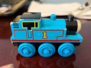 Thomas Il Treno Serbatoio Motore Ferroviario in Legno Amici Stesso 2012 Blu con Nome - Foto 1 di 5