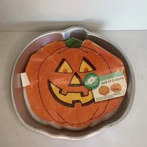 Sartén para pastel de calabaza Jack o Lantern de Wilton 2928 - Imagen 1 de 6