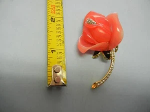 Kenneth Jay Lane Lucite Blume Brosche, rosa Rose Brosche, perfekt neu ohne Etikett, kostenloser Versand - Bild 1 von 2