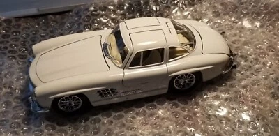 Coche de colección Bburago Mercedes Benz 300 SL diecast usado escala 1.24. Foto 1 de 4
