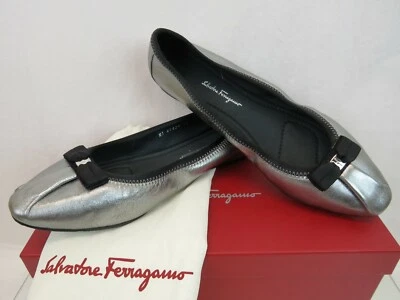NUEVO EN CAJA SALVATORE FERRAGAMO MY JOY CUERO PLATEADO METÁLICO GANCINI BROCA ARCO PLANO 9 C Foto 1 de 4