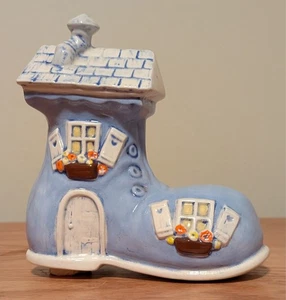 Skurrile Keramik Schuhhaus Bank - Bild 1 von 6