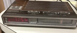 Reloj despertador de colección Sears Roebuck radio AM/FM funciona muy bien! Modelo 564-23232350 - Imagen 1 de 9
