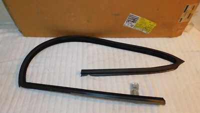 1999-2002 Lincoln Continental NOS LH FRONT DOOR WINDOW GLASS UPPER RUN CHANNEL - Image 1 of 4