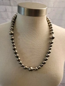 Collana vintage con perline tono argento su catena anello a molla 25" - Foto 1 di 4