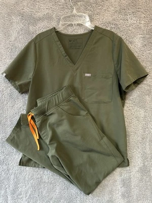 Conjunto Exfoliante Colección Técnica FIGS Verde Oliva Cuello en V Grande Parte Superior Inferior Excelente Foto 1 de 4