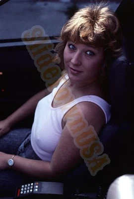 Vintage 1980 Color 35mm Kodachrome Slide Mujer en Coche Retrato X-363 Foto 1 de 3