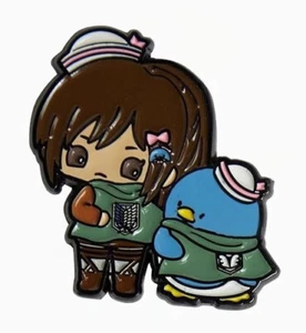 Prendedor esmaltado caja ciega Hello Kitty and Friends x Attack on Titan SASHA & TUXEDOSAM - Imagen 1 de 3
