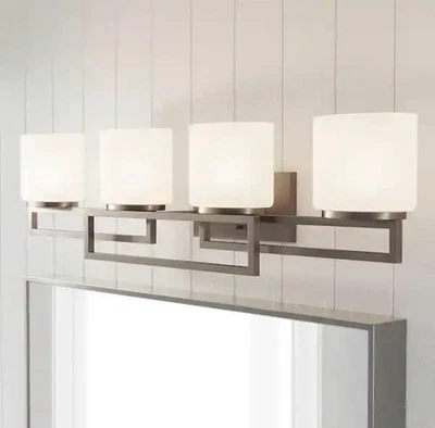 Lámpara de tocador de baño de níquel cepillado Tustna de 4 luces con pantallas de vidrio opalino Foto 1 de 4