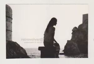 Silhouette der wunderschönen jungen Frau auf See ähnelt einer Meerjungfrau ungewöhnlich abstrakt - Bild 1 von 7