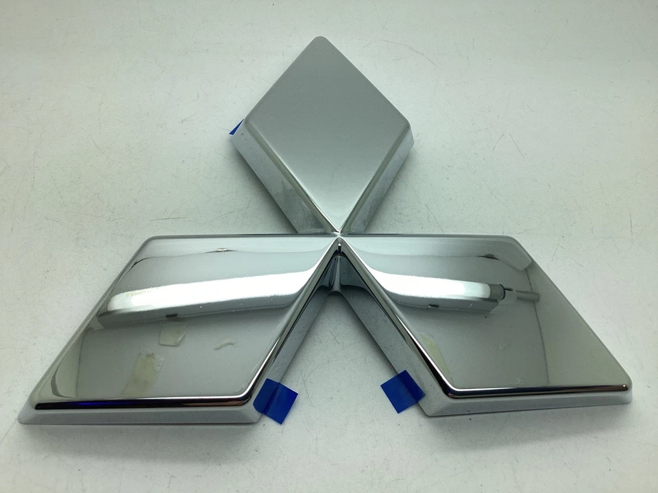 Emblema insignia cromada capó delantero Mitsubishi L200 2019-2021 7415A708 genuino - Imagen 1 de 4