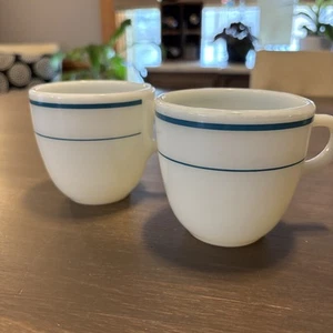 2 Vintage Pyrex Cafeteria Mess Hall 723 Milchglas türkis blau Streifen Band Tassen - Bild 1 von 14