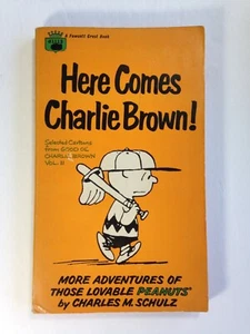 Libro de bolsillo Here Comes Charlie Brown Charles Schulz Fawcett Peanuts - Imagen 1 de 7