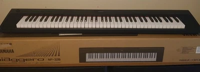 Piano digital programável portátil Yamaha Piaggero NP-32B 76 teclas (EUA) (preto) - Imagem 1 de 4