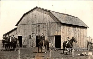 POSTAL FOTO REAL DE IOWA AGRICULTOR A CABALLO FRENTE A GRANERO ANTIGUA - Imagen 1 de 2